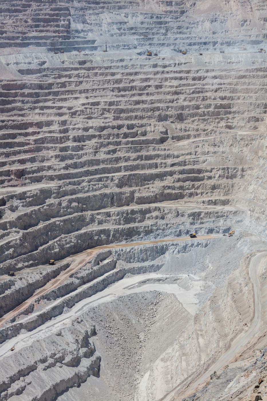 Camino minero descendiendo por los bancos del rajo de Chuquicamata